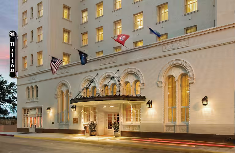 A picture of the front of the Hilton in Baton Rouge.